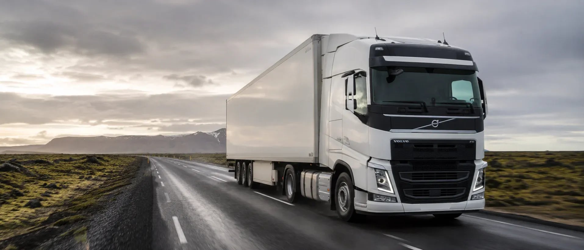 Hvít Volvo FH vörubifreið á íslenskum þjóðvegi